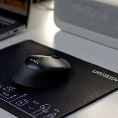 Ugreen mouse pad with logitech mouse on it